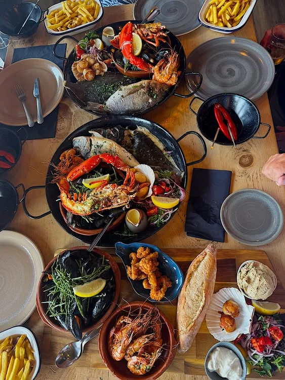 店方秋季重新营业公告所用的海鲜餐桌照片