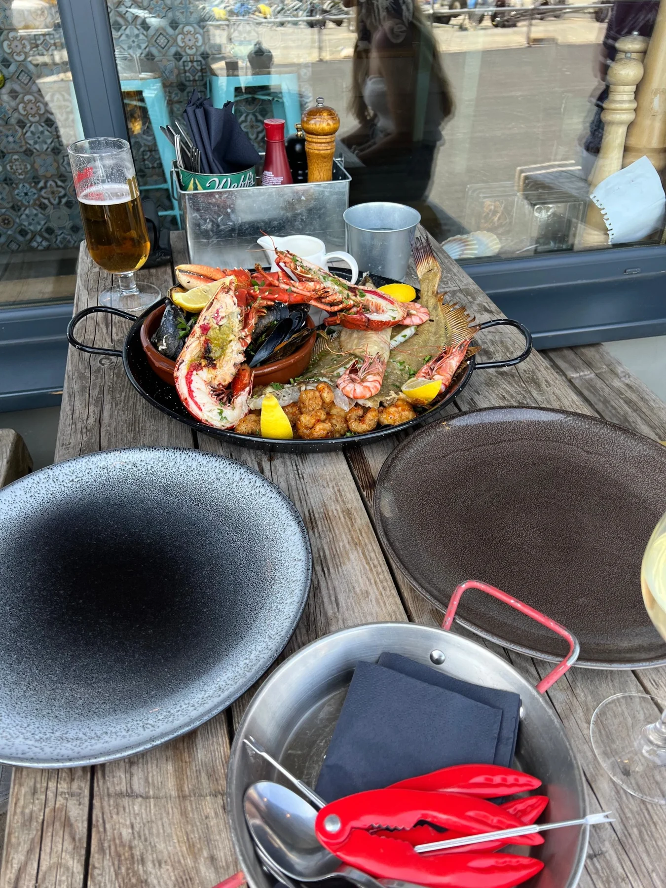 店方窗边餐桌上的海鲜分享盘